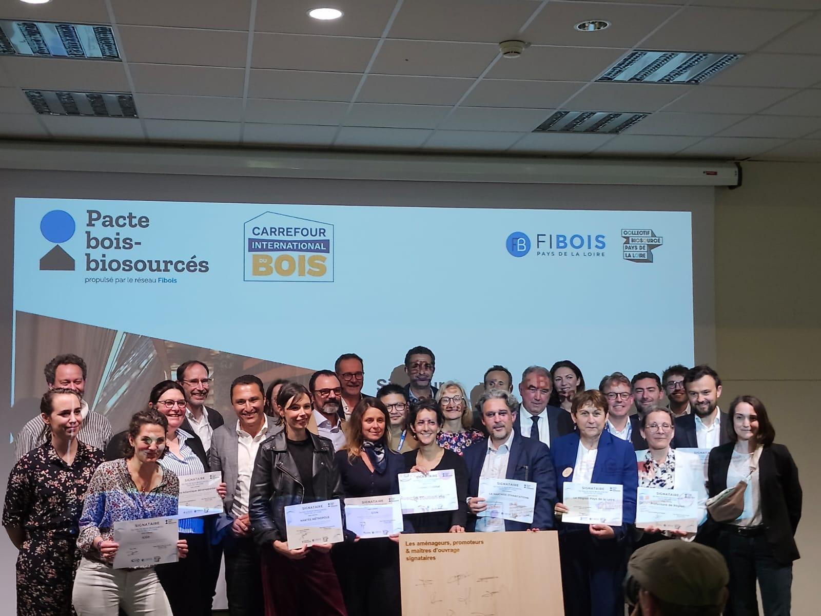 Signature Pacte Bois Biosourcés Photo De Groupe